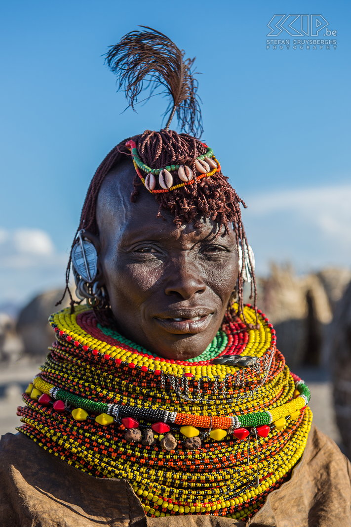Lake Turkana - Turkana vrouw De Turkana is een grote stam die nog vrij traditioneel leeft. Het zijn voornamelijk semi-nomadische veehouders. Vrouwen hebben vaak een Mohawk haarstijl en ze dragen vele kleurrijke halskettingen en armbanden van kralen. Getrouwde vrouwen zijn vaak te herkennen aan de aluminium oorringen in de vorm van een blad. Soms dragen ze ook nog kleding van geiten en koeien leer.  Stefan Cruysberghs
